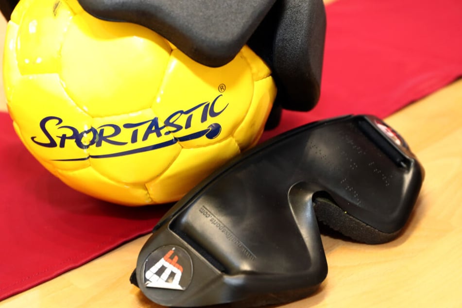 Die Spieler orientieren sich an dem rasselnden Spielball.