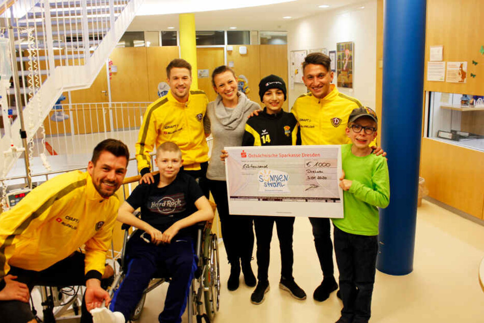 Patrick Wiegers, Patrick Möschl und Baris Atik (v.l.) besuchten die Kinderkrebsstation des Universitätsklinikums Carl Gustav Carus Dresden.