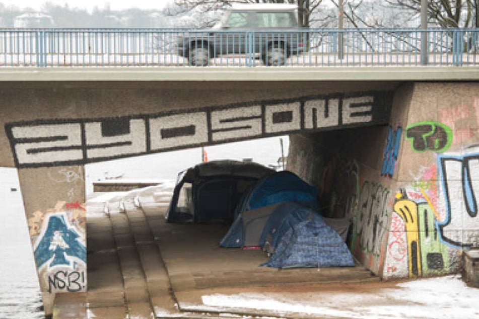 Die Zelte stehen unter der Kennedybrücke hat jeder Hamburger schon mal gesehen. Hier suchen auch in den kalten Wintermonaten Obdachlose Schutz vor der Kälte.