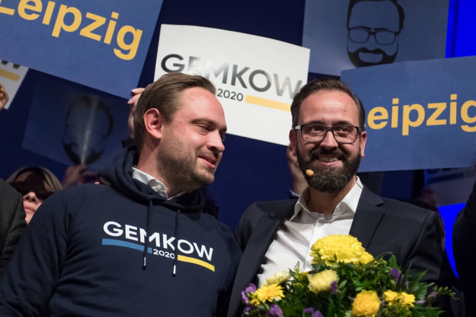 CDU-Generalsekretär Alexander Dierks (l.) gratulierte Sebastian Gemkow auf dem Parteitag der CDU Leipzig zur Nominierung als Oberbürgermeister-Kandidat.