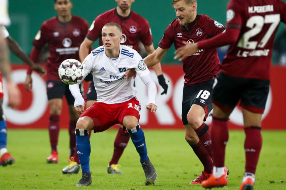 Fiete Arp hat beim Hamburger SV keinen leichten Stand. Im Pokal gegen Nürnberg durfte der Youngster mal wieder von Anfang an ran.