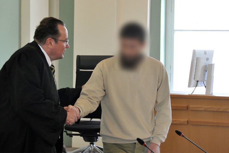 Der Angeklagte Rashid D. begrüßt seinen Verteidiger Klaus Kleemann im Landgericht Cottbus.