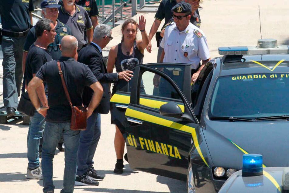 Kapitänin Carola Rackete wird in Italien von der Polizei zu ihrer Vernehmung gebracht.