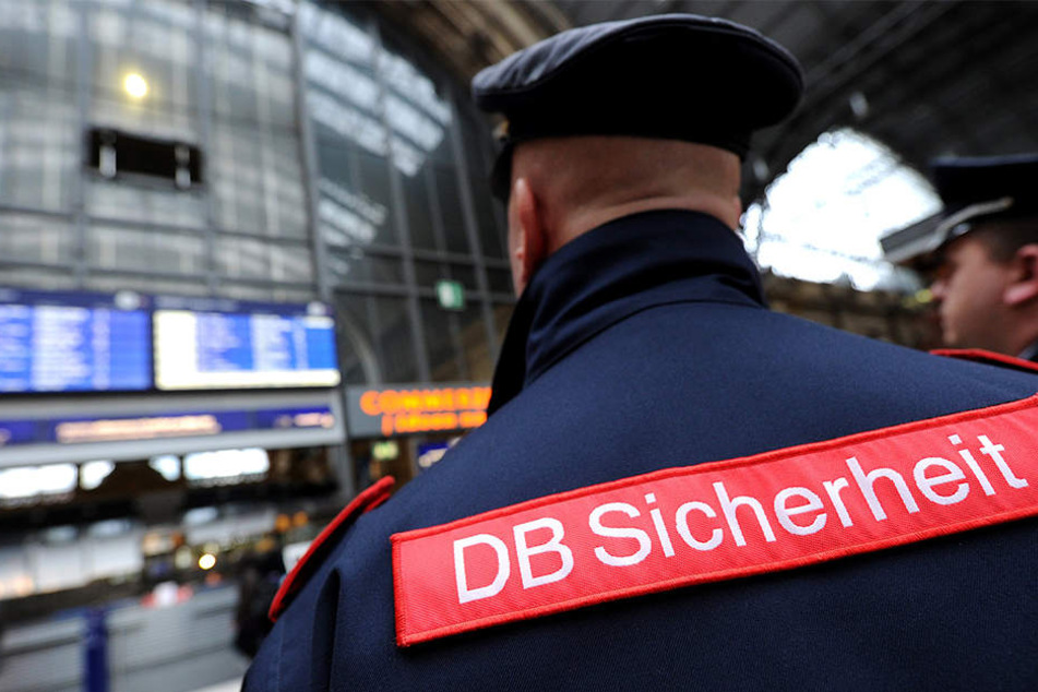 Ein betrunkener 42-Jähriger bedrohte und beleidigte zwei Sicherheitsleute der Deutschen Bahn im Hauptbahnhof Halle. (Synonym)