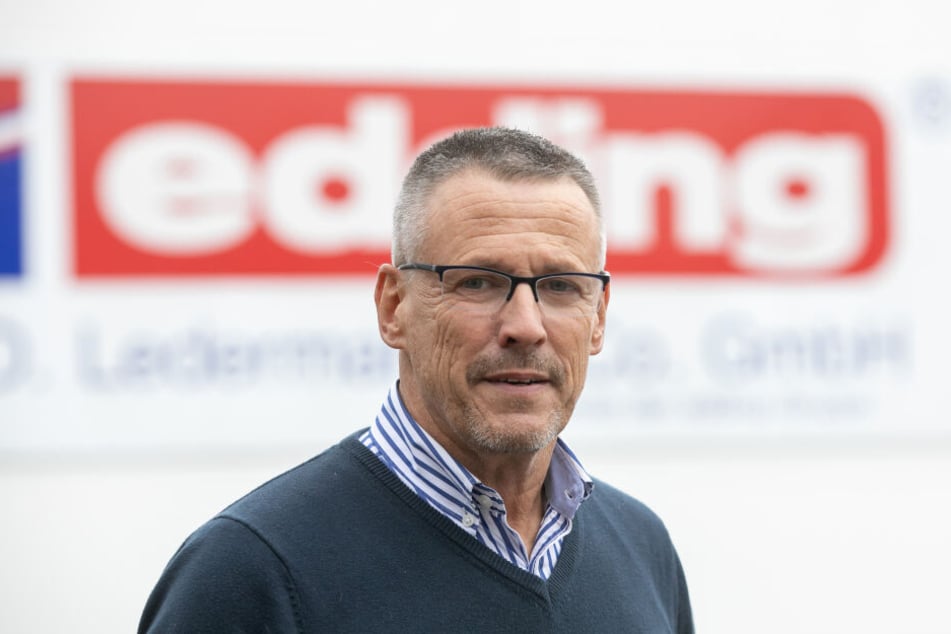 Werks-Chef Jörg Thomas Schimkus (57) im vollen Edding-Lager in Bautzen. Bald gehen die Vorräte gen Großbritannien.