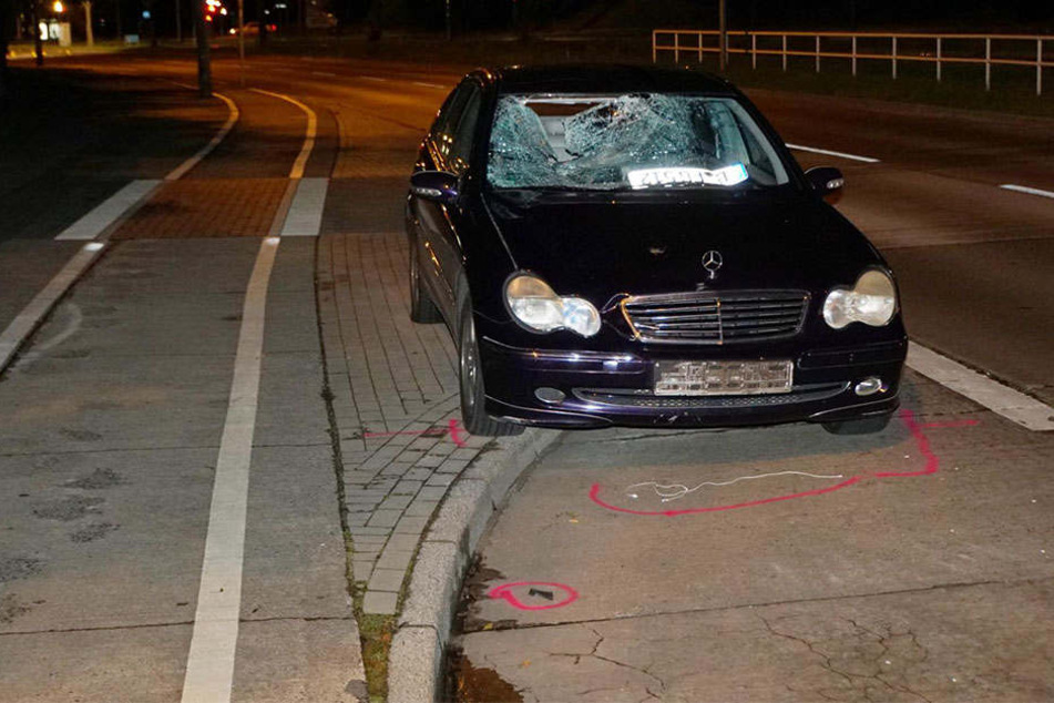 Der zertrümmerte Mercedes kam erst nach 100 Metern zum Stehen. Das Unfallopfer wurde 30 Meter mitgeschleift und scher verletzt.