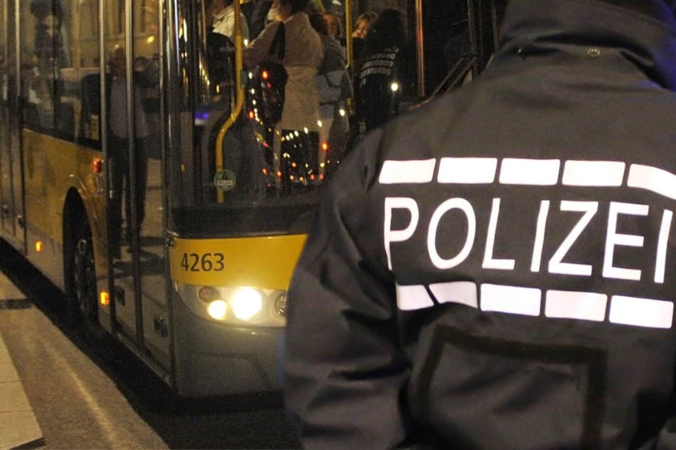Zwei Polizeistreifen waren notwendig, um den tobenden Fahrgast zu überwältigen (Symbolbild).