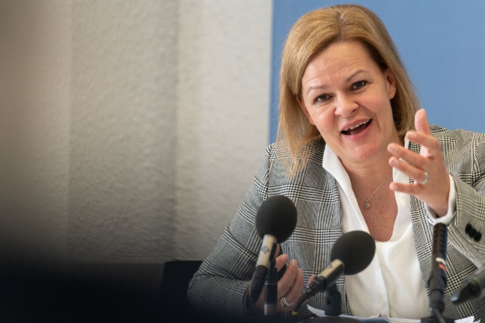 Nancy Faeser spricht am 06.05.2019 bei einer Pressekonferenz im Landtag.