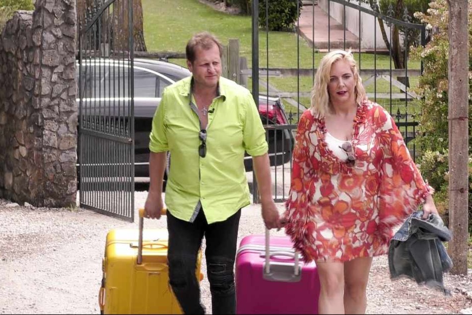 Farbenfroh betraten Jens und Daniela Büchner letzte Woche Montag das "Sommerhaus der Stars". Ihr Alltag in der Portugal-Villa ist mittlerweile von Streitereien geprägt.