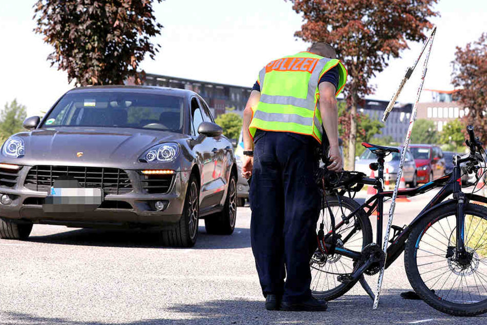 In Dresden-Mickten kam es zum Zusammenstoß von Radfahrerin und Porsche.