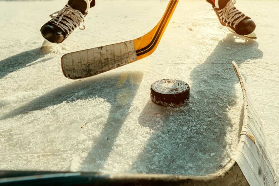 Eishockey spielen ist wegen des zu dünnen Eises derzeit nicht möglich.