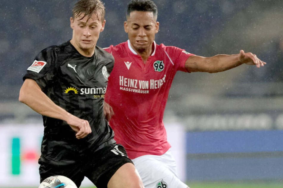 Aogo mit einem seiner wenigen Einsätze für Hannover im November gegen Sandhausen.