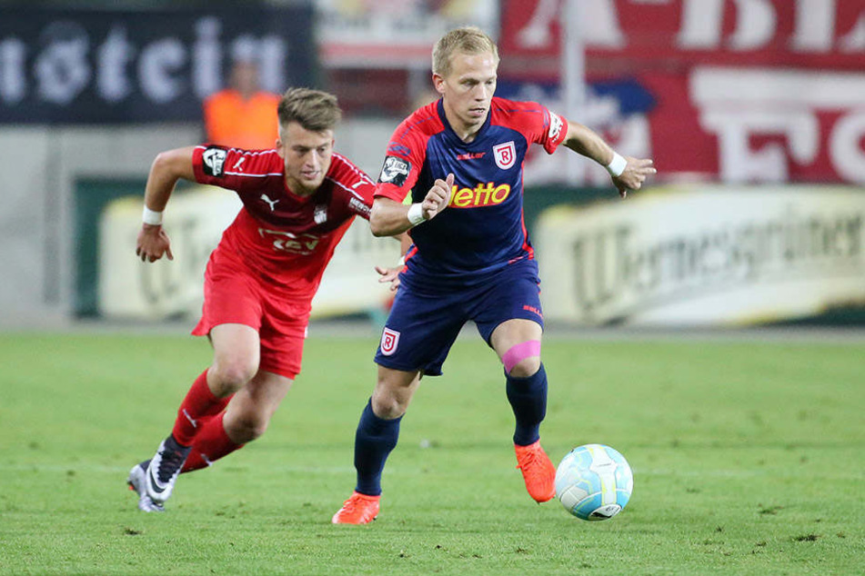 Linksverteidiger Alexander Nandzik (r., mit Zwickaus Patrick Göbel) spielte vor einem Jahr noch für die Chemnitzer.