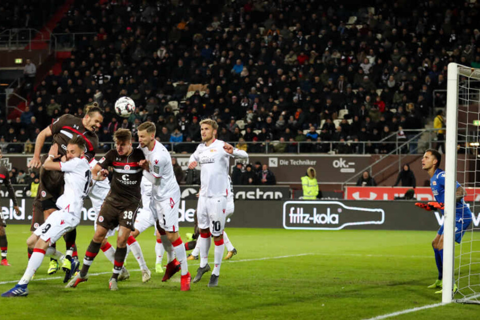 Alex Meier köpft das 2:0.