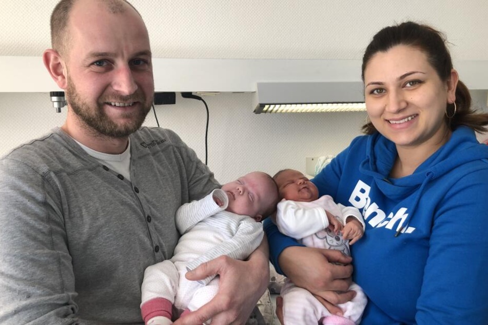 Vater Alexander, die erstgeborene Liana, die jüngere Leonie und die Mutter Oxana kurz nach der Geburt der zweitgeborenen Tochter Leonie.