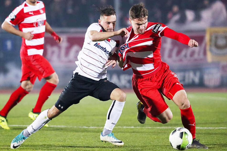 Der Bautzener Tony Schmidt (li.) im Duell mit Zwickaus Anthony Barylla.