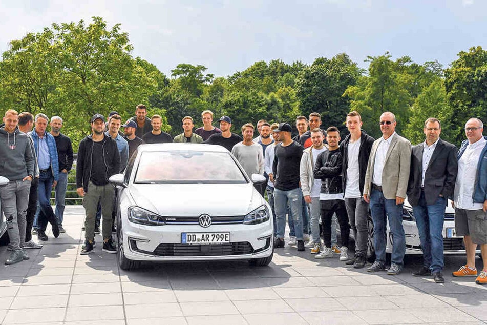 Gruppenbild mit e-Golfs: Dynamo machte am Dienstag einen Betriebsausflug in die Gläserne Manufaktur, wo die Elektrofahrzeuge von VW mittlerweile produziert werden.