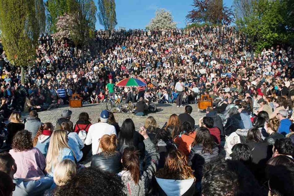 Tausende kamen zum traditionellen Karaoke im Mauerpark.