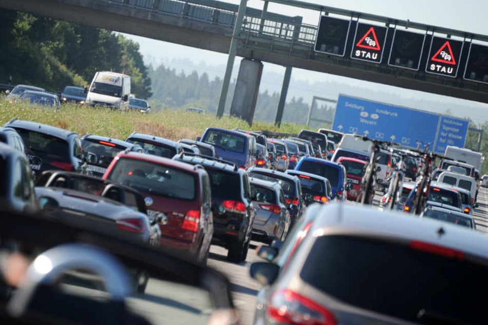 Drei Spuren auf der A44 waren zunächst komplett gesperrt. (Symbolbild)