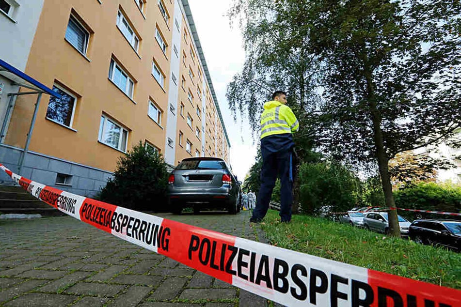 Stundenlang suchten die Ermittler am Montag nach Spuren am Tatort im
Heckertgebiet.