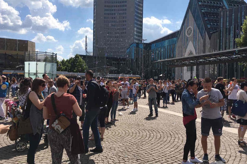 Um 15 Uhr pusteten Hunderte Leipziger auf dem Augustusplatz, was das Zeug hält.