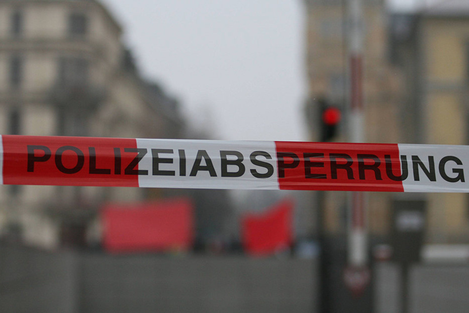Ein 31-Jähriger hat in Leipzig sein Fahrrad auf drei Passanten geworfen.