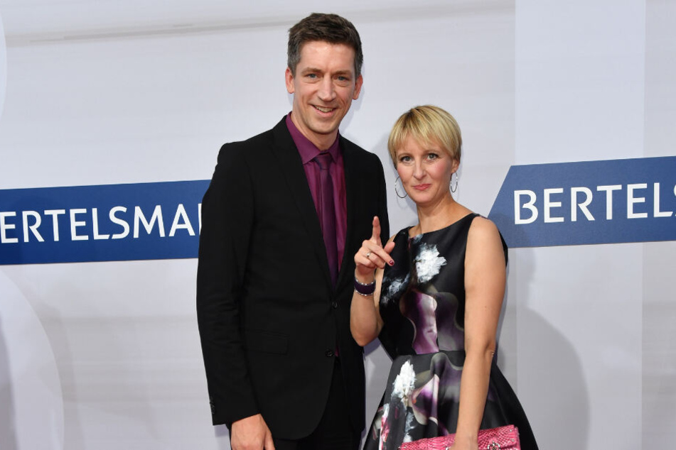 Steffen Hallaschka und seine Frau Anne-Katrin stehen bei einem öffentlichen Auftritt gemeinsam vor der Kamera.