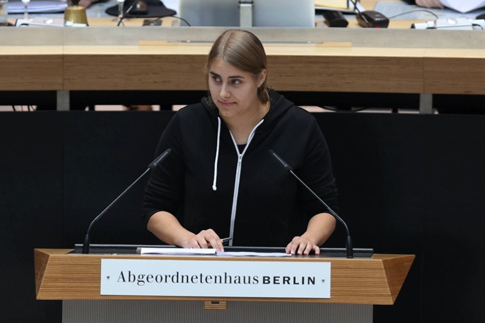 Die Grüne June Tomiak (19) ist die jüngste Abgeordnete im Berliner Abgeordnetenhaus. Sie forderte einen entspannteren Porno-Umgang.