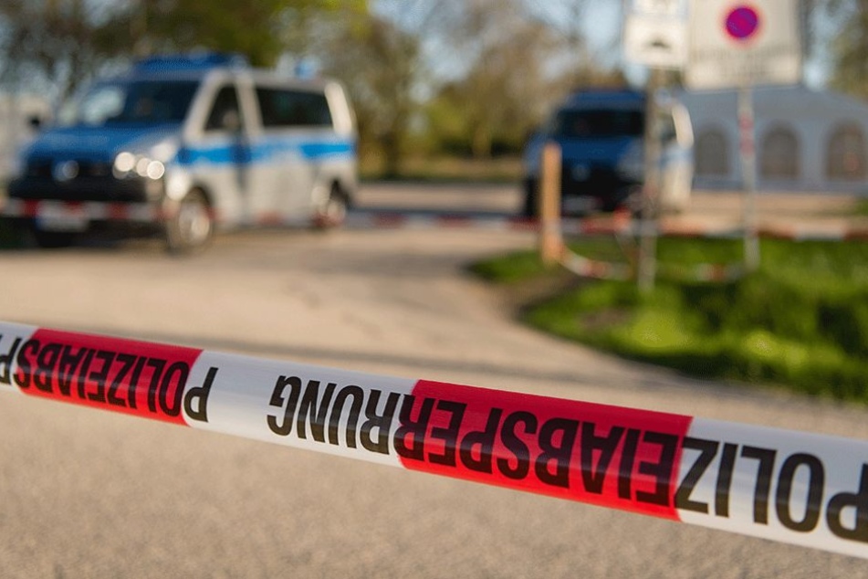Die Polizei sicherte den Tatort, noch ist nicht klar, warum der Mann aus dem Fenster stürzte. (Symbolfoto)