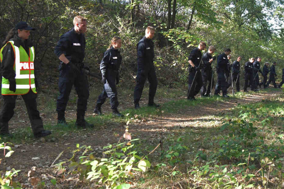 In einer großen Suchaktion fanden die Ermittler Mitte Oktober drei weitere Knochen in dem Waldstück bein Lüneburg (Archivbild).