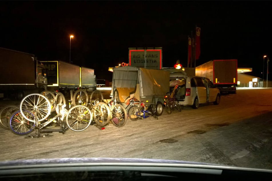 Die Beamten der Polizei stellten einen Transporter mit zahlreichen geklauten Fahrrädern sicher.