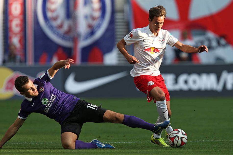 3. Spieltag 2014/15: Clemens Fandrich (r.) läuft am Auer Nils Miatke vorbei. RB Leipzig gewann die Partie als Zweitliga-Aufsteiger damals mit 1:0. Im Winter kam Fandrich erstmals zum FCE.