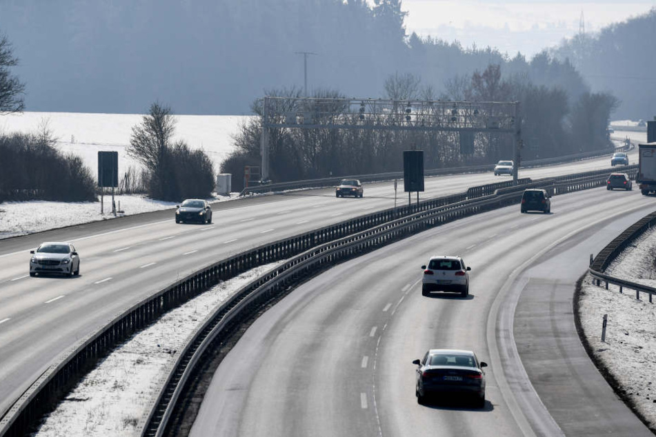 Fahrzeuge fahren auf der Autobahn A81 .