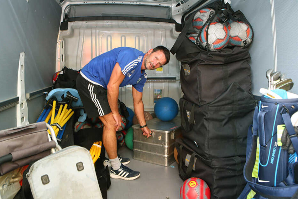 Jede Menge Kisten mit verschiedensten Equipment muss Teammanager Torsten Bittermann packen, dann zum Kleintransporter bringen und verstauen.