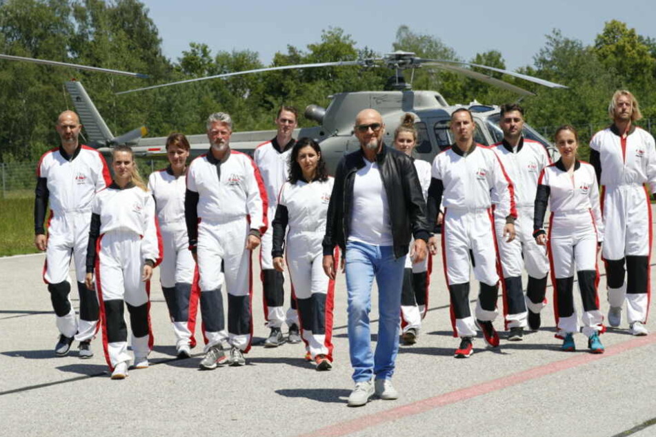 Jochen Schweizer (61, M) mit seinen elf Bewerbern. Wer wird sich durchsetzten können?