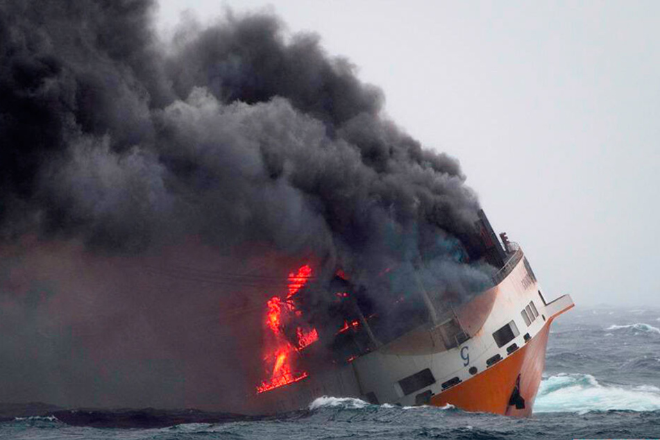 Nach dem Untergang eines Containerschiffes droht der französischen Küste eine Ölkatastrophe.