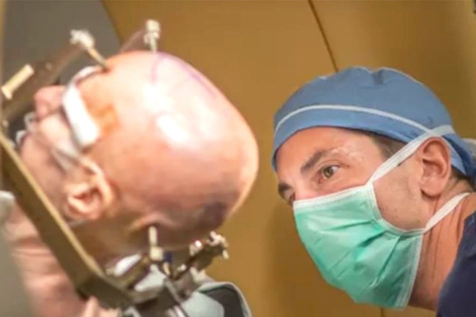 Kaum Zu Glauben Das Tut Eine Patientin W hrend Einer Gehirn OP TAG24