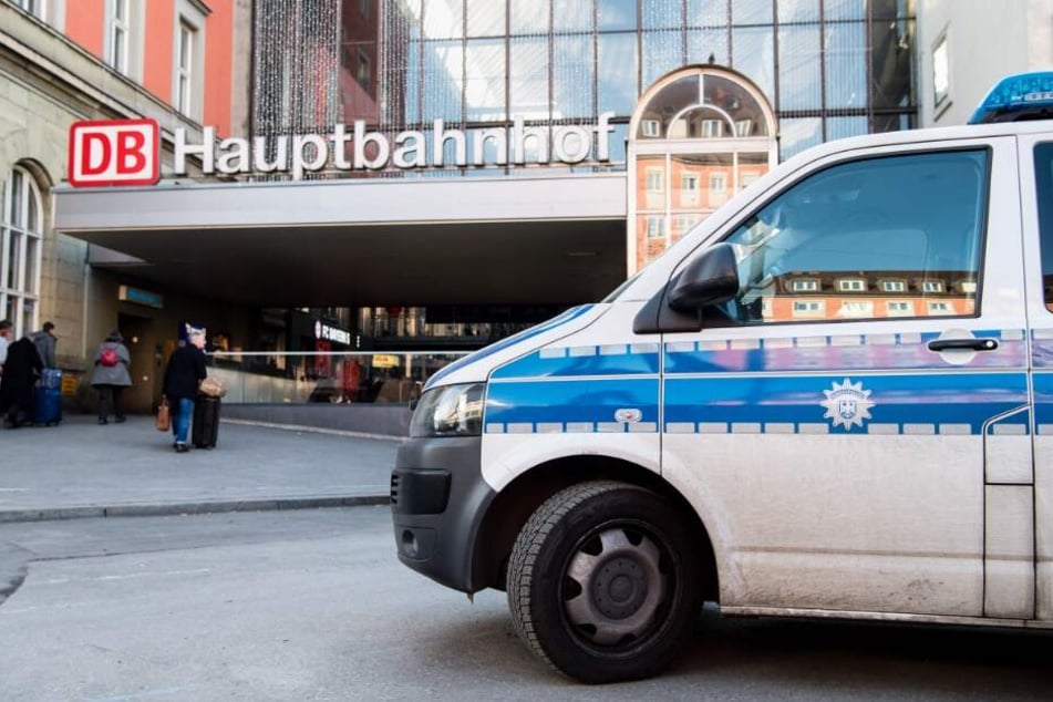 Ein Wagen der Polizei steht vor dem Münchener Hauptbahnhof, nachdem dort ein Polizist niedergestochen wurde.
