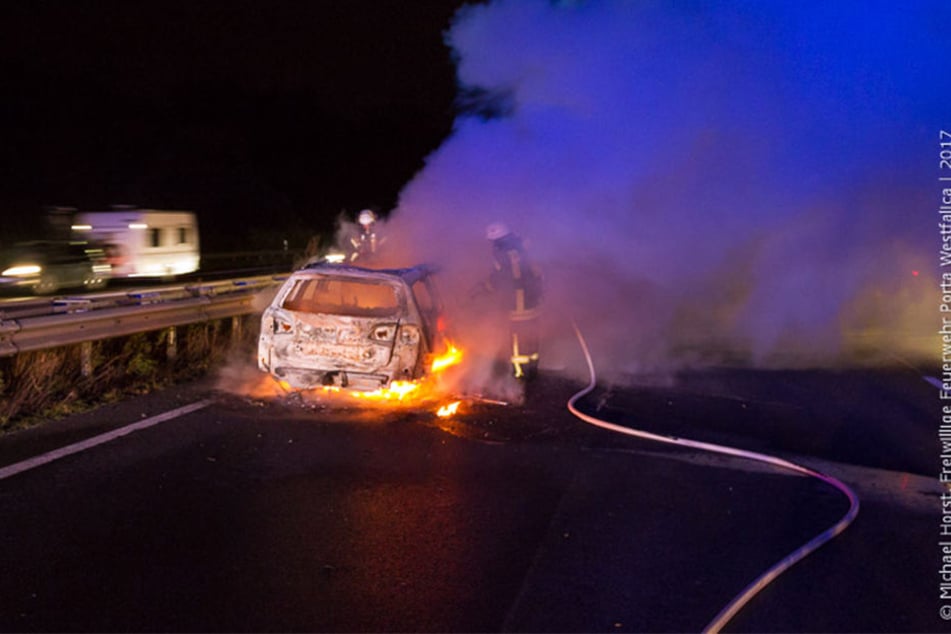 Das Auto stand komplett in Flammen, als die Feuerwehrleute ankamen.
