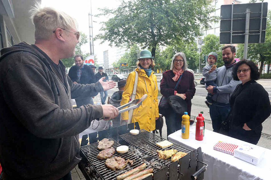 Bei Bier und Bratwurst diskutierten die Gäste des "Picnic" über die Ostrale und die Bewerbung als Kulturhauptstadt.