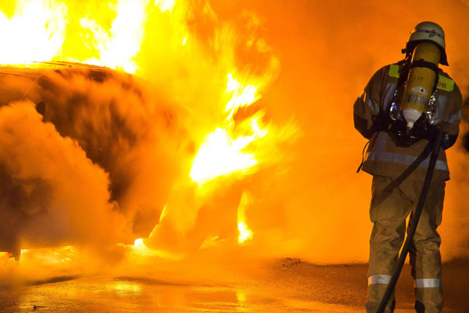 Gleich mehrere Transporter standen in der Nacht zu Donnerstag in Flammen. Die Polizei geht von Brandstiftung aus. (Symbolbild)
