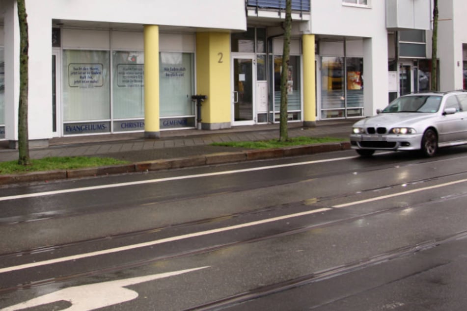 Hier, vor dem Gemeindezentrum der Evangeliums-Christen, geschah der tragische Unfall.