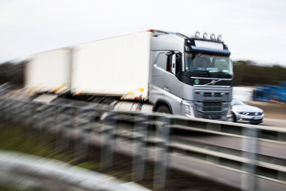 Ein Lkw fuhr Schlangenlinien, weil der Fahrer abgelenkt war (Symbolbild).