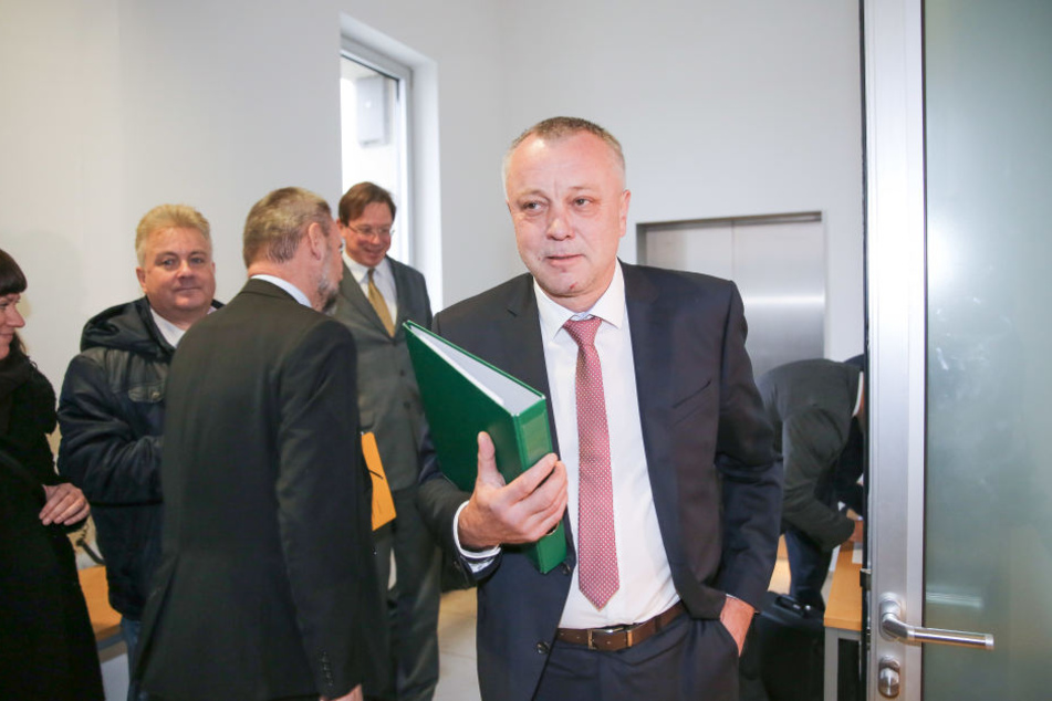 Kultusminister Haubitz am Rande der Sondersitzung der CDU-Landtagsfraktion, auf der die Verbeamtung beschlossen wurde.