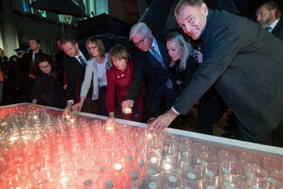 Stellten Kerzen am Schriftzug "Leipzig 89" ab: Danzigs OB Aleksandra Dulciewicz, Sachsens Ministerpräsident Michael Kretschmer, Bürgerrechtlerin Kathrin Mahler Walther, Elke Büdenbender und ihr Ehemann, Bundespräsident Frank-Walter Steinmeier, Ayleena Jun