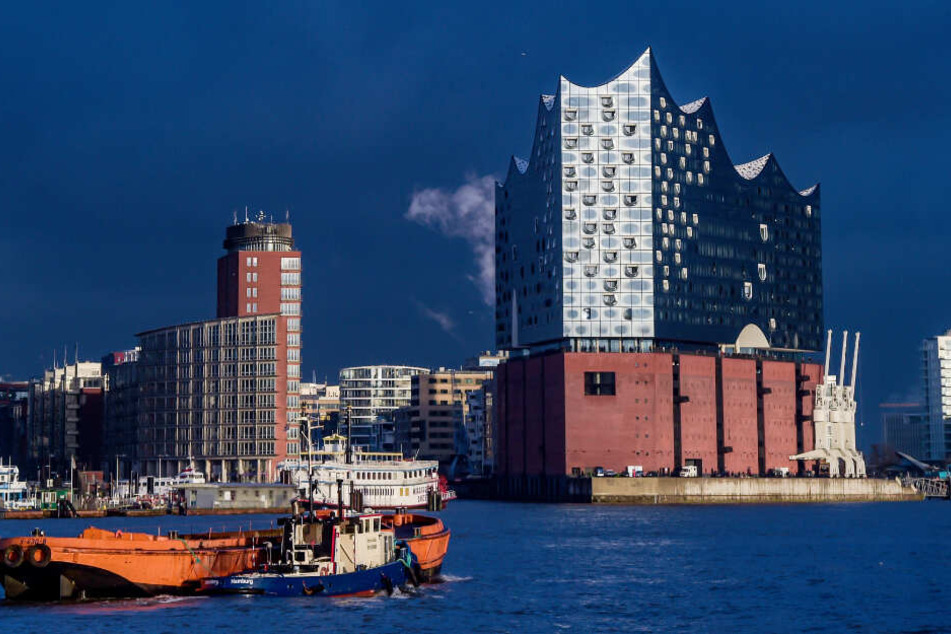 Dunkle Regenwolken ziehen über den Hamburger Himmel hinter der Elbphilharmonie.