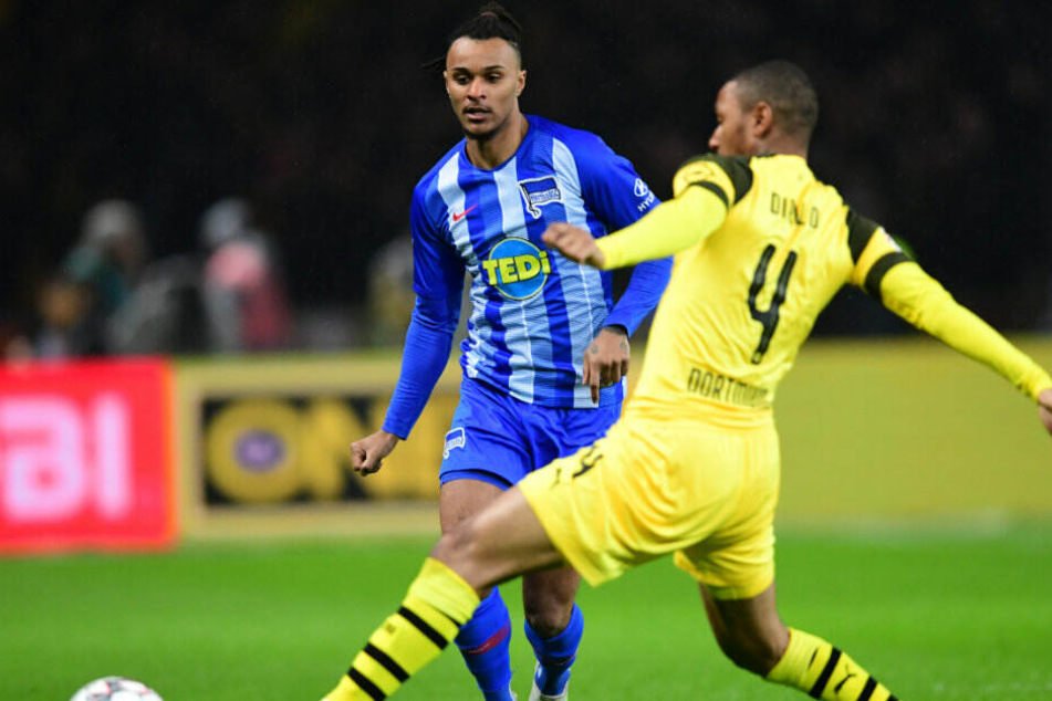 Valentino Lazaro im Zweikampf mit Abdou Diallo.