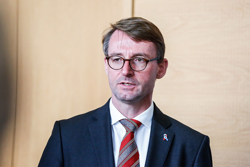 Innenminister Roland Wöller (49, CDU) besuchte am Donnerstag eine jüdische Gemeinde in Dresden.