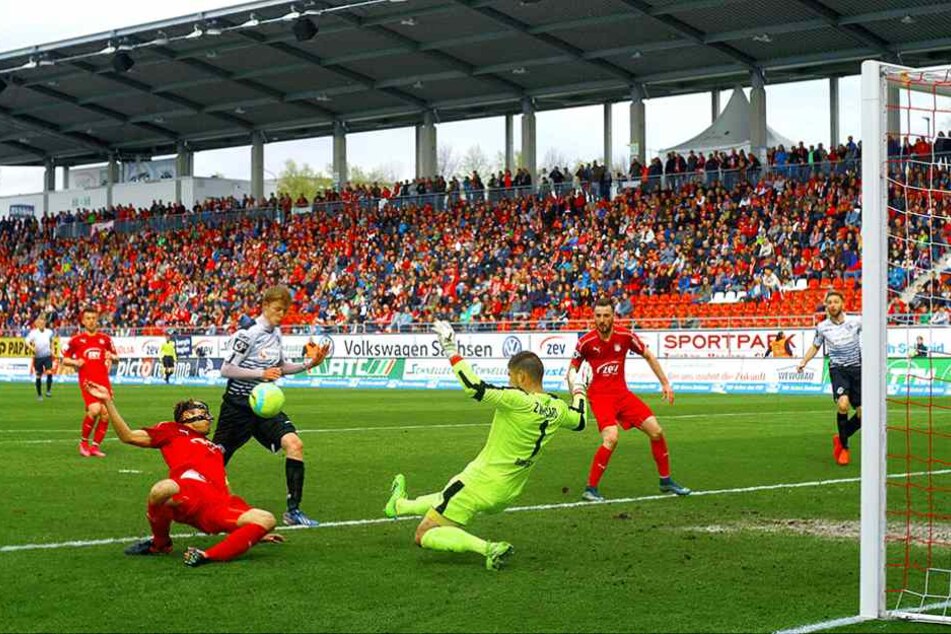 Zwickaus Torhüter Johannes Brinkies klärt hier mit Hilfe von Toni Wachsmuth (li.) vor dem Aalener Geriet Wegkamp. Brinkies bestritt alle 38 Drittliga-Partien für den FSV.
