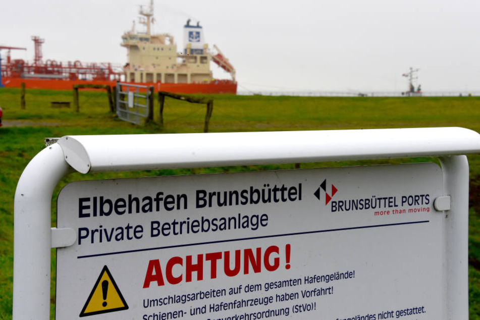 Ein Warnschild am Elbehafen Brunsbüttel in Schleswig-Holstein ist zu sehen.